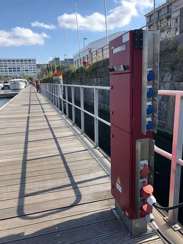 Stromversorgungssäule - K09  - ARABEL NV - MARINA INTEGRATED SYSTEMS - für Steg / LED