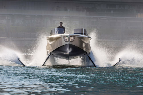Express-Cruiser / Innenborder - FOILER : THE FLYING YACHT - ENATA - dieselbetrieben / zweimotorig / Hardtop