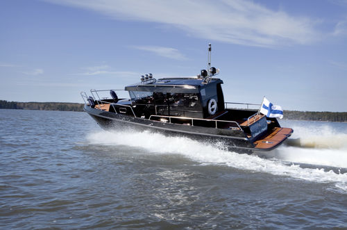 Express-Cruiser / Innenborder - BY30 - Brizo Yachts - zweimotorig / mit Steuerhaus / mit Kabine