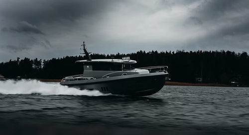 Express-Cruiser / Innenborder - BY42 - Brizo Yachts - Hardtop / mit Kabine / klassisch