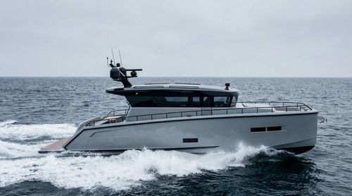 Express-Cruiser / Innenborder - BY34 - Brizo Yachts - zweimotorig / Hardtop / für Kreuzfahrten