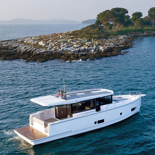 Express-Cruiser / Innenborder - 44 coupe - Seafaring Yachts - zweimotorig / Hardtop / für Kreuzfahrten