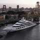 Megayacht für Kreuzfahrten / Raised Pilothouse / mit Helikopterdeck