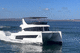 Katamaran-Motoryacht / für Kreuzfahrten / Flybridge / 3 Kabinen