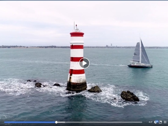 Spektakuläres Video von Romanza, wie sie kürzlich an einem Leuchtturm in Neuseeland vorbeimarschiert, als sie die Ehre der Linienführung übernahm.