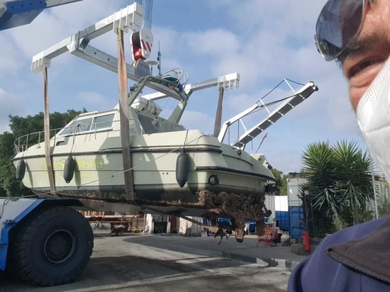 Soeben wurde eine 'H'-Traverse mit einer Kapazität von Tonne geliefert. 20 in der Werft von Marina di Sant'Elmo (Alghero)