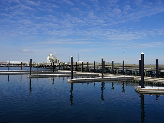 Der Yachthafen von Newport wird durch den schwimmenden Wellenbrecher von SF Marina geschützt