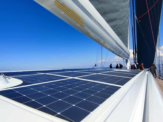 Baltic 146 PATH: Die größte je auf einer Segelyacht installierte Solaranlage versorgt einen Teil der elektrischen Systeme an Bord mit grüner Energie.