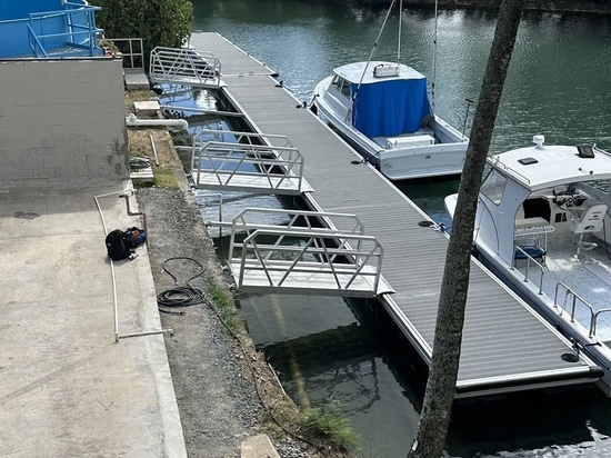 Wie entwirft man ein Schwimmdock auf dem Wasser?