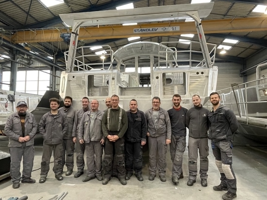OVNI 490 mit dem Metallbau-Team