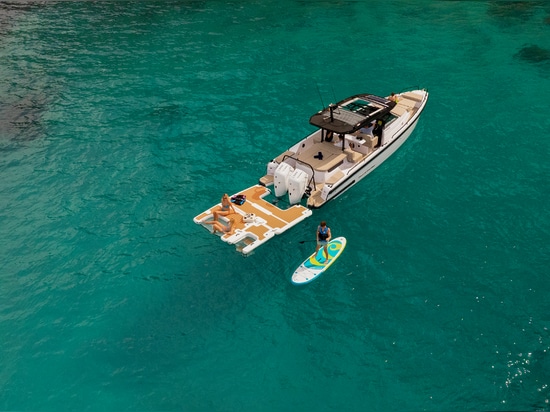 Spinera Boating Twin Outboard Dock mit Chill Dock und Steps & Seat