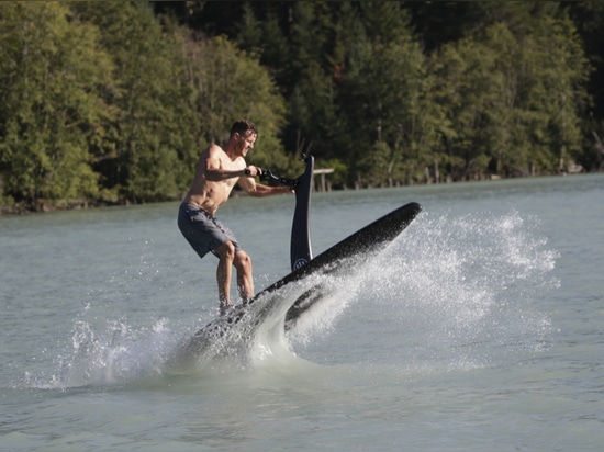 Springen-auf-einem-eFlügel-Hydroflyer-Action-Shot
