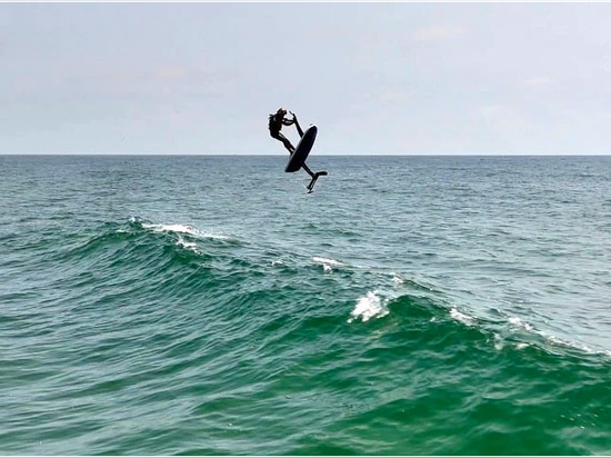 Wellenspringen auf dem Hydroflyer Sport Board