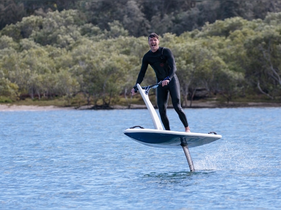 Ein strahlendes Lächeln auf dem Hydroflyer eFoil, in Qld, Australien