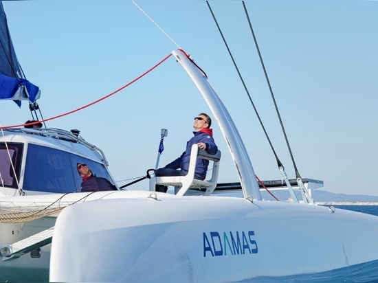 Rapido 40. Ganz aus Carbon, faltbarer Trimaran.