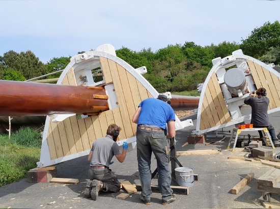 Traditionelle Handwerkskunst: Woodspars restauriert die Takelage der dreimastigen Bark "Le Français"