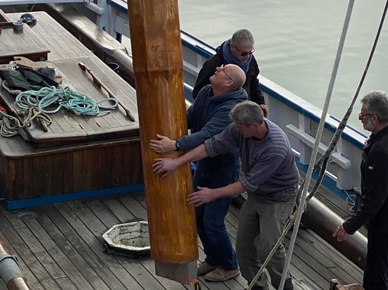 Holzmastinstallation an Bord - Alte WoodSpars-Takelage