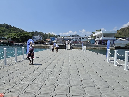 Schwimmender Steg auf den Philippinen